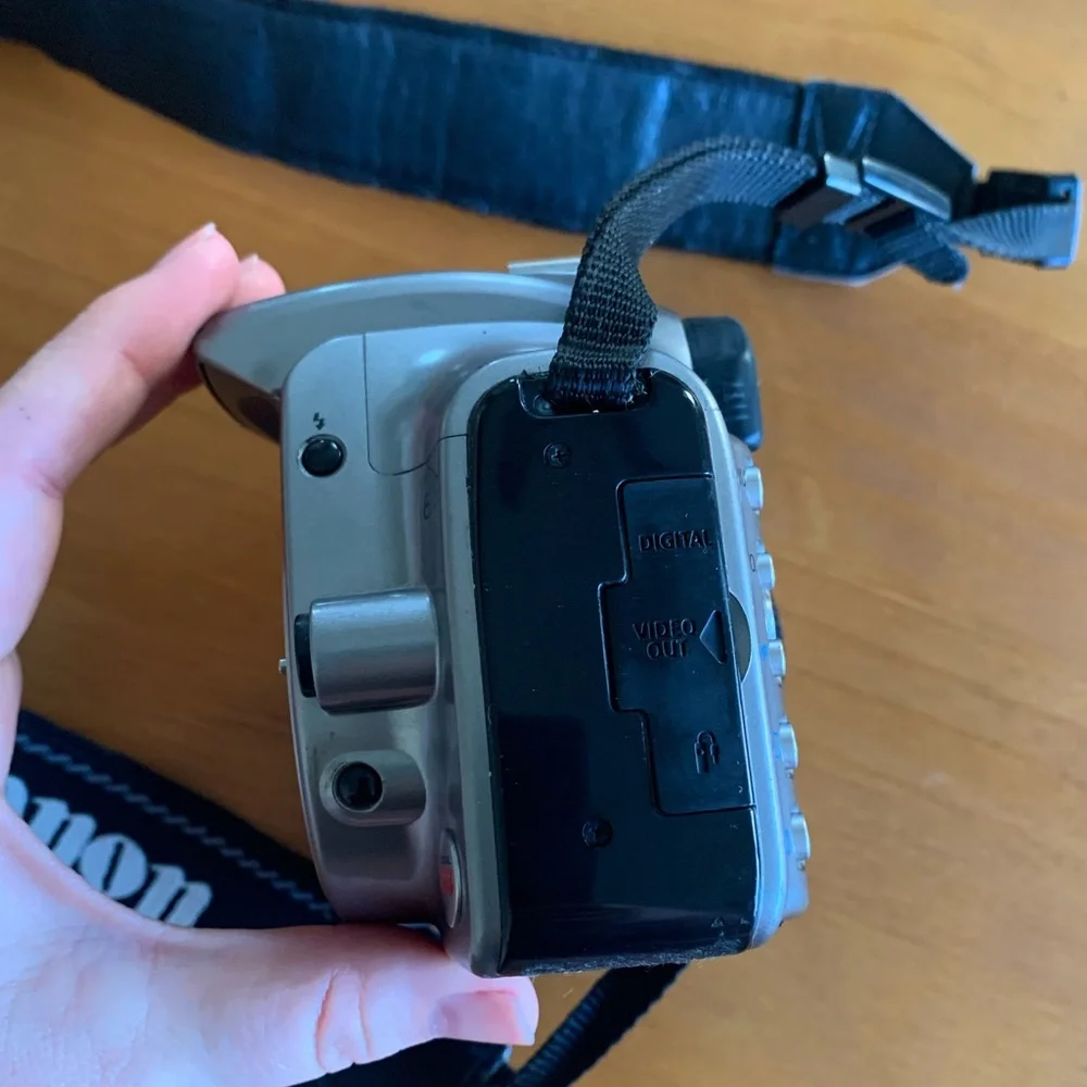 Canon DS6041 camera
